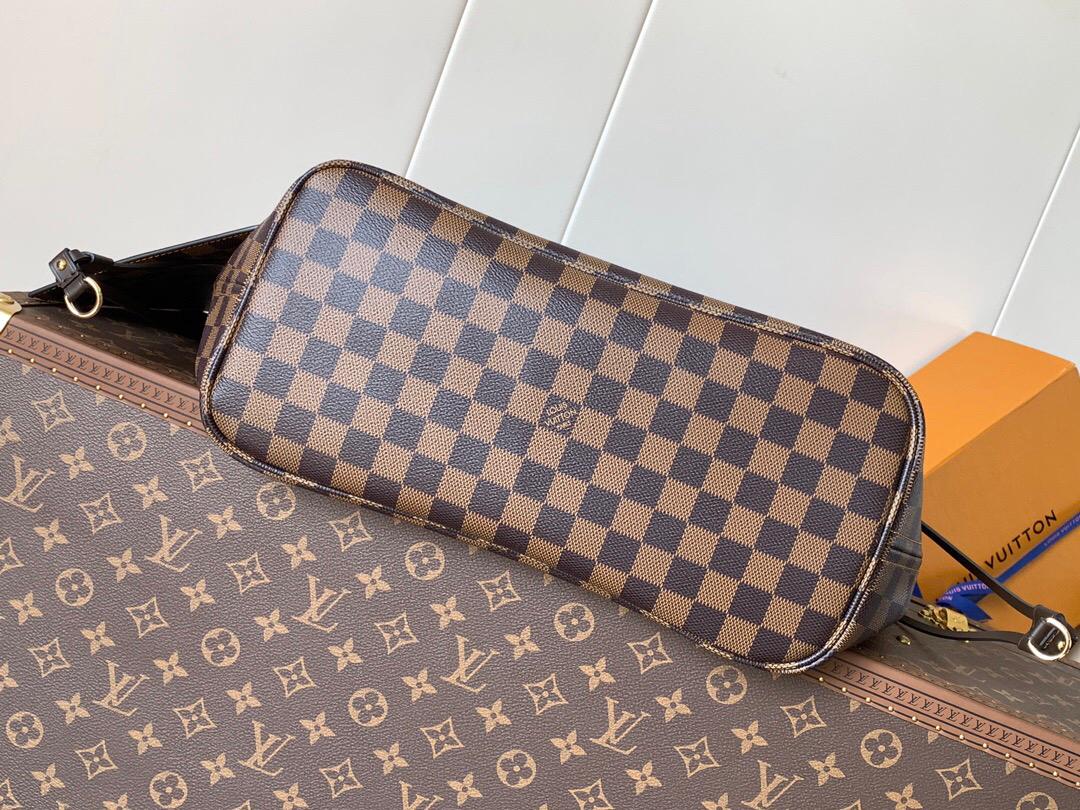 Elegant Checkered Tote Bag
